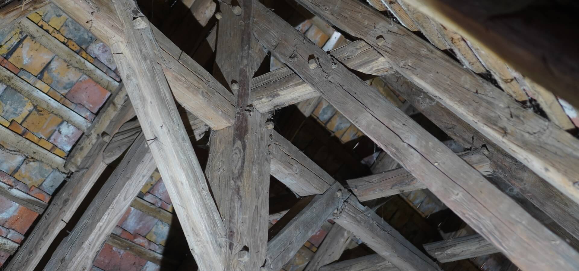 Dachkonstruktion durch Sachverständigen für Holzschutz bewertet