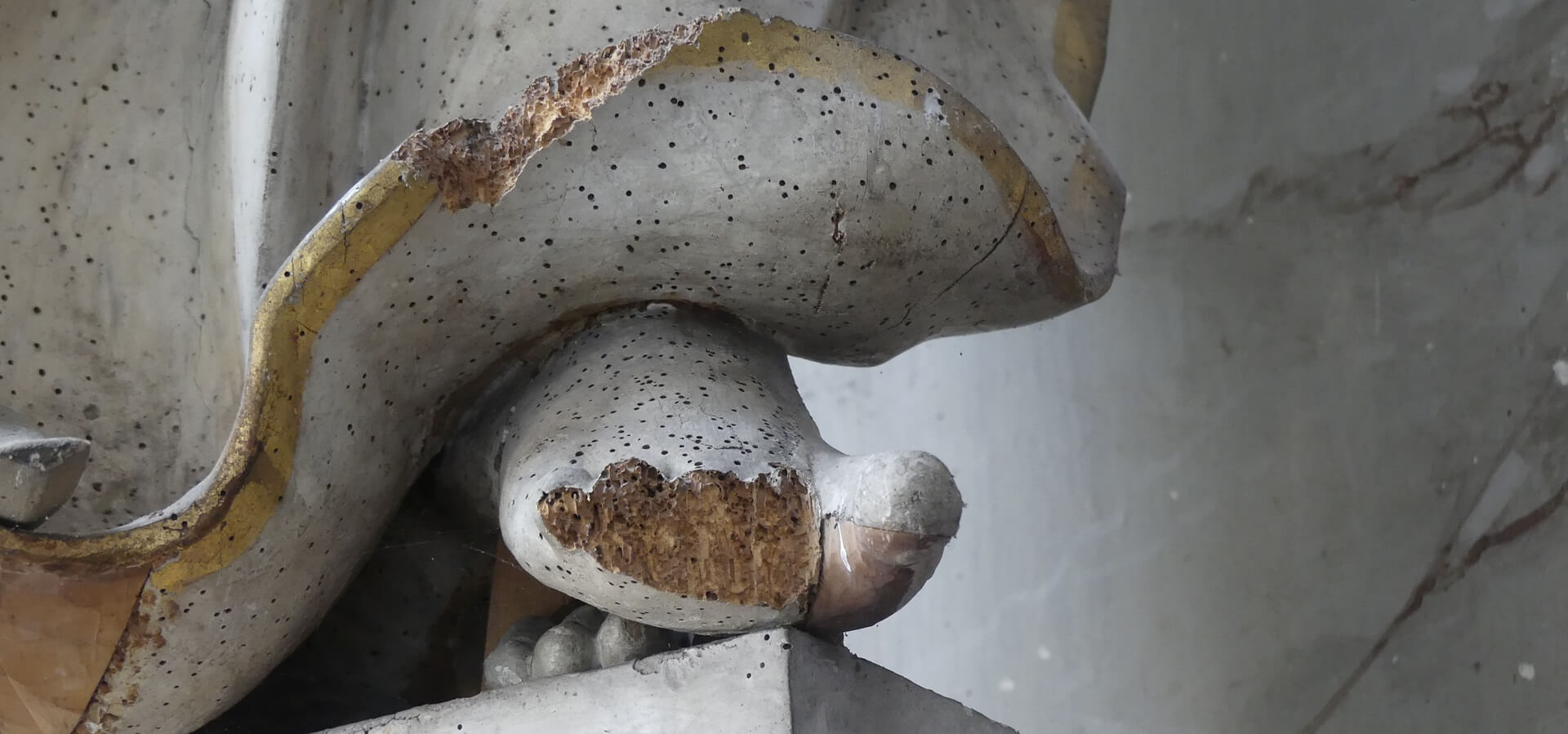 Nagekäfer Schadbild an einer Skulptur Zerstörung